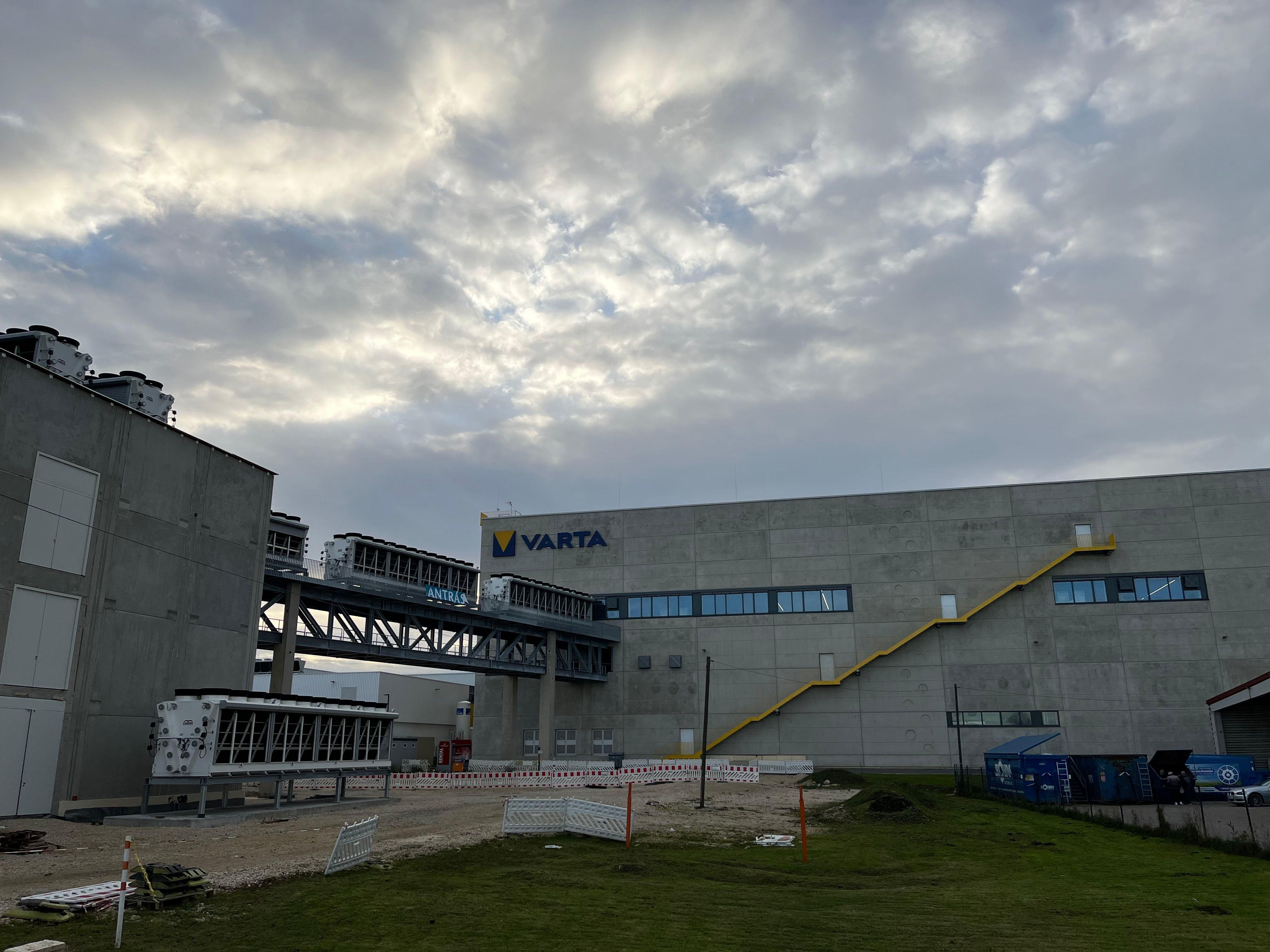 Die 2021 neu gebaute Fabrikhalle von Varta in Nördlingen.