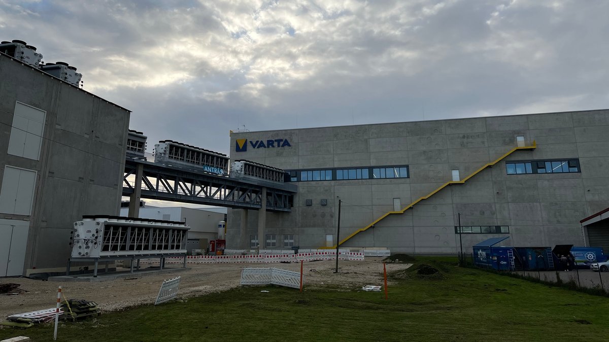 Die 2021 neu gebaute Fabrikhalle von Varta in Nördlingen.