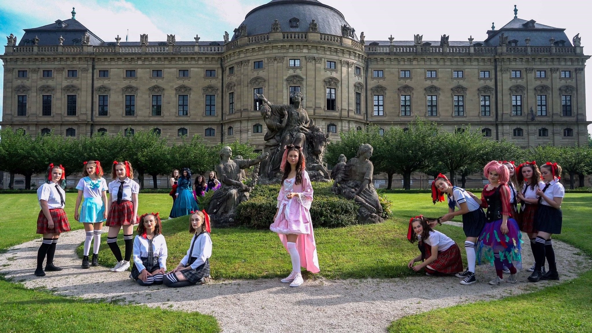 Die Jugendlichen des Wirsberg-Gymnasiums in ihren Kostümen vor der Würzburger Residenz.