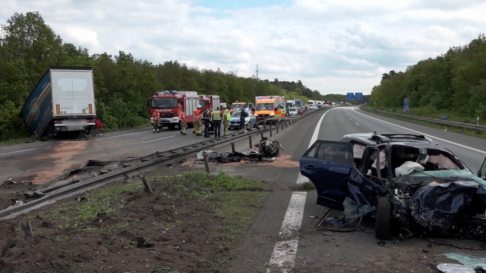 Verkehrsunfall: Zwei Tote und mehrere Verletzte auf der A6