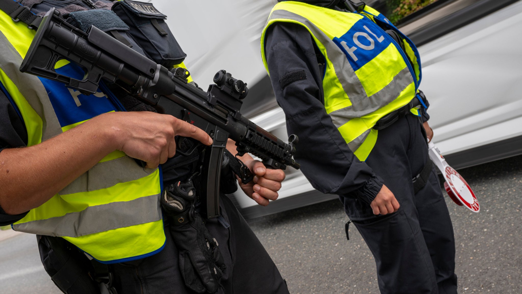 Bayerische Polizisten kontrollieren am Grenzübergang Kiefersfelden