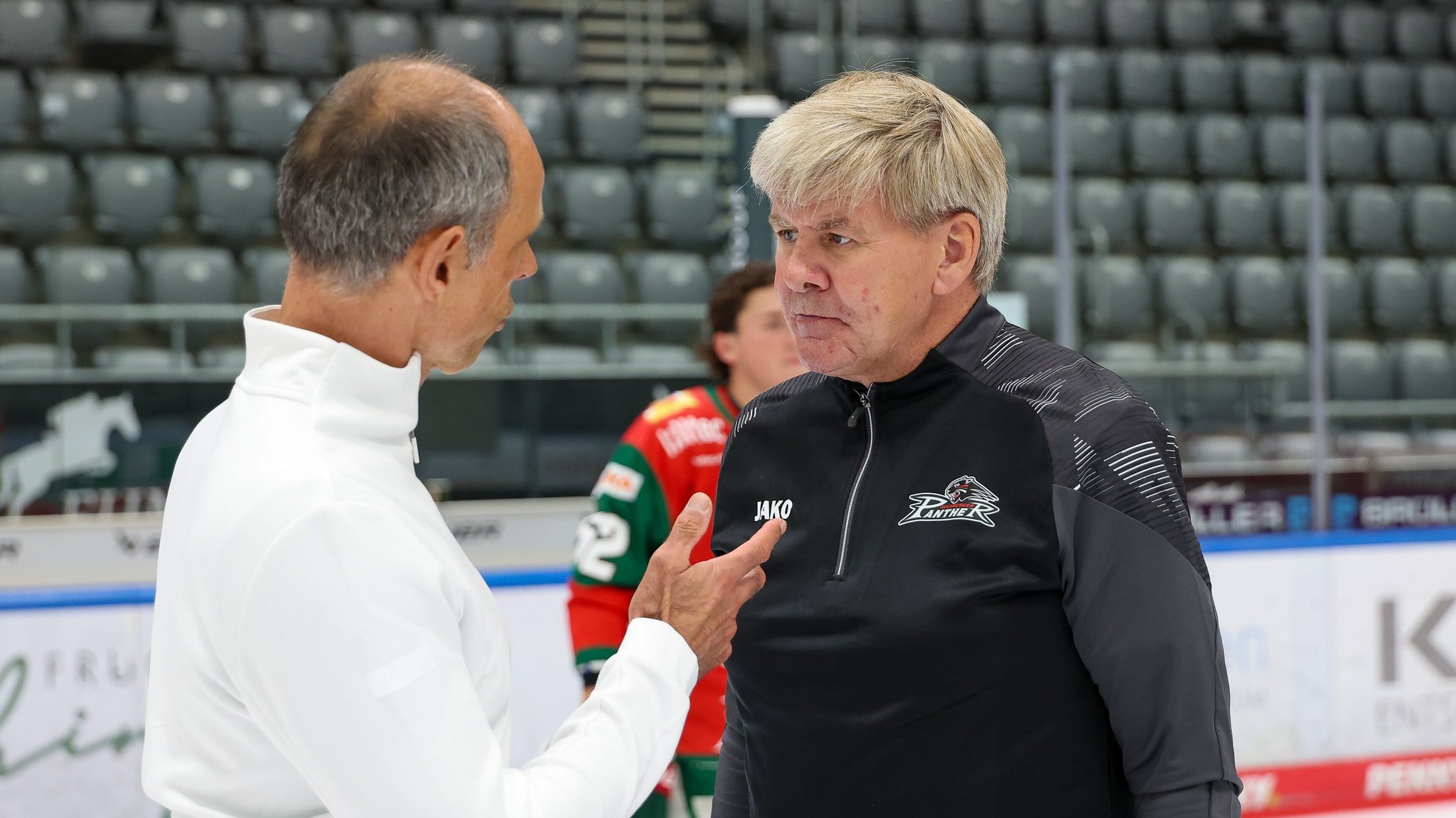 Mannschaftsarzt Dr. Jens-Ulrich Otto (Augsburger Panther) im Gespraech mit Chef-Trainer Bill Peters (Augsburger Panther)