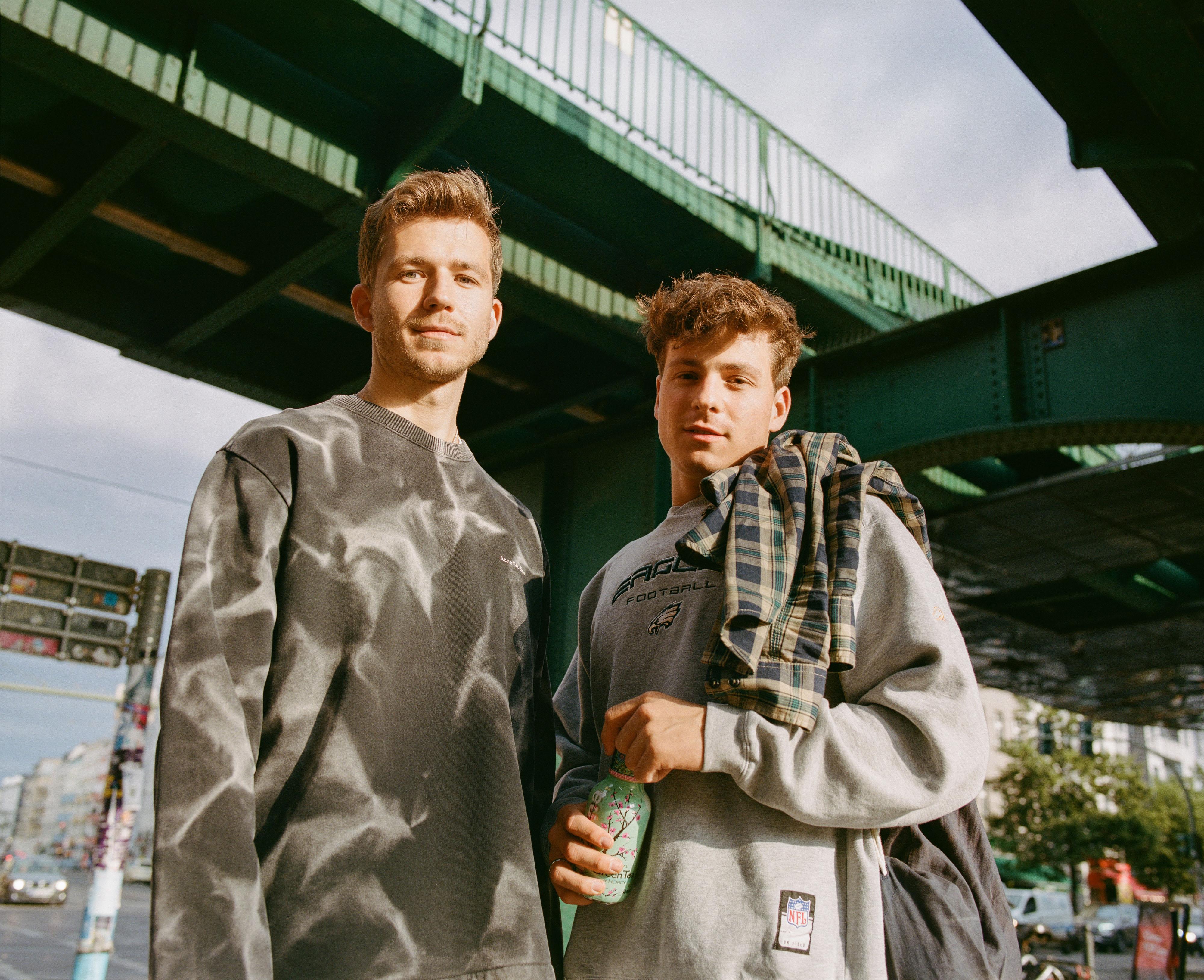 Die O'Bros Alexander und Maximilian Oberschelp stehen vor der Berliner UBahn.