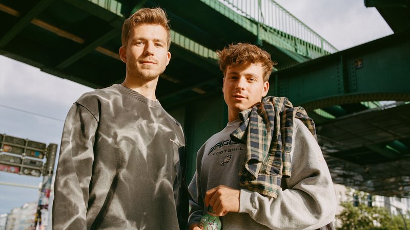 Die O'Bros Alexander und Maximilian Oberschelp stehen vor der Berliner UBahn. | Bild: O'Bros Die O'Bros Alexander und Maximilian Oberschelp stehen vor der Berliner UBahn.