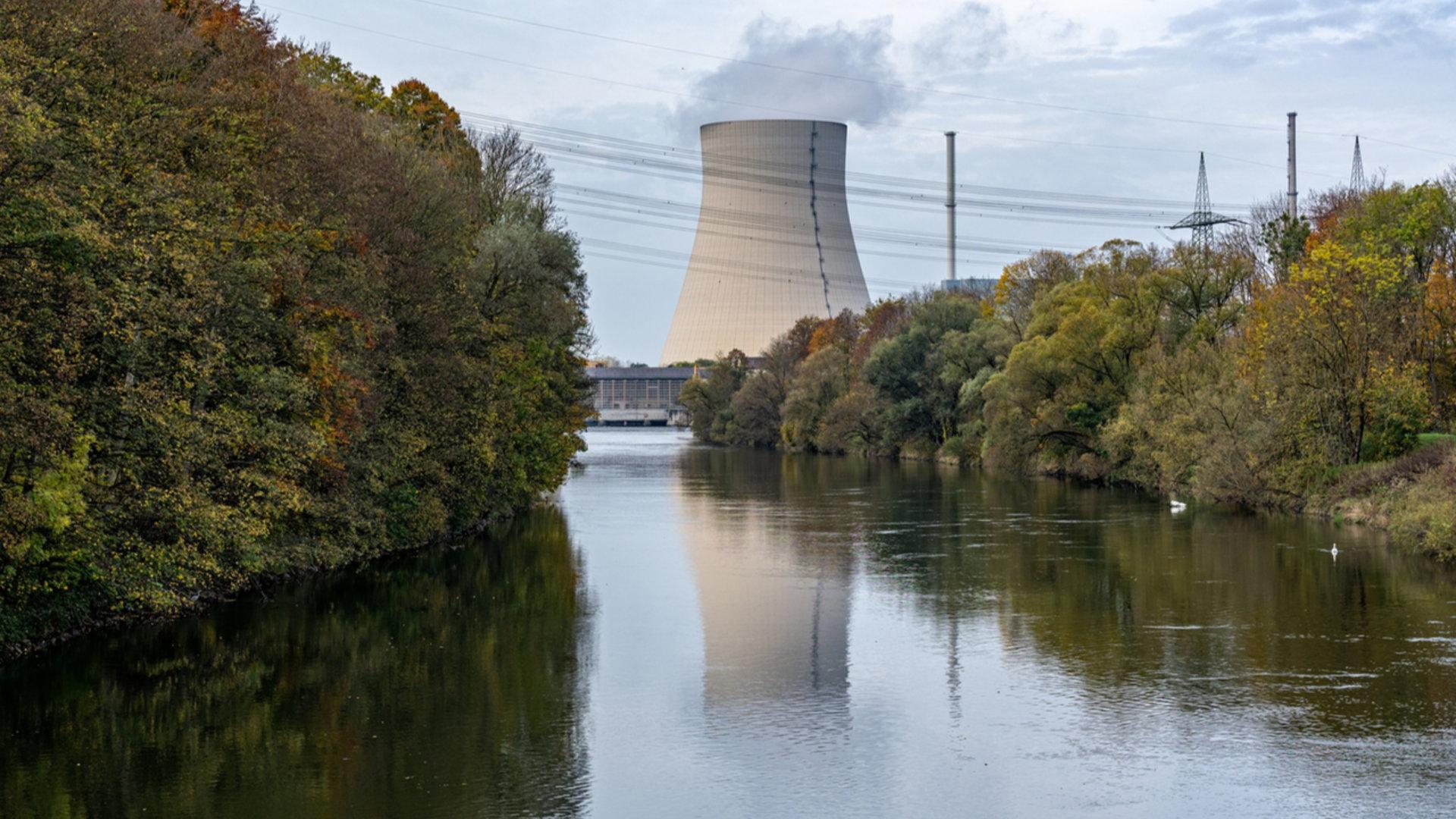 21.10.2022, Bayern, Essenbach: Wenig Wasserdampf steigt aus dem Kühlturm des Atomkraftwerks (AKW) Isar 2. Der Betreiber PreussenElektra nimmt den Meiler wegen Wartungsarbeiten vom Netz. Foto: Armin Weigel/dpa +++ dpa-Bildfunk +++
