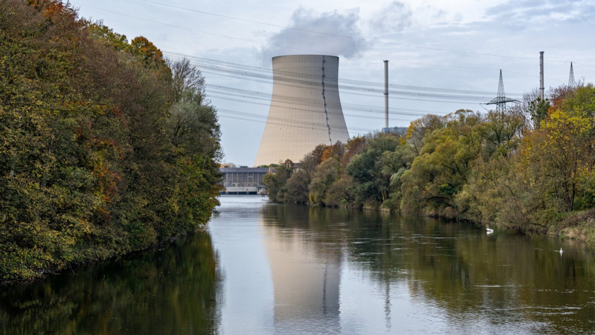 21.10.2022, Bayern, Essenbach: Wenig Wasserdampf steigt aus dem Kühlturm des Atomkraftwerks (AKW) Isar 2. Der Betreiber PreussenElektra nimmt den Meiler wegen Wartungsarbeiten vom Netz. Foto: Armin Weigel/dpa +++ dpa-Bildfunk +++