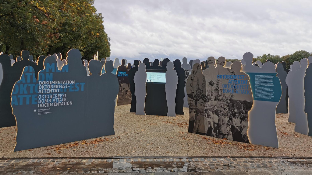 Der neue Erinnerungsort Theresienwiese: Lebensgroße, beleuchtete Silhouetten erinnern an die Opfer und halten digitale Informationen abrufbar.
