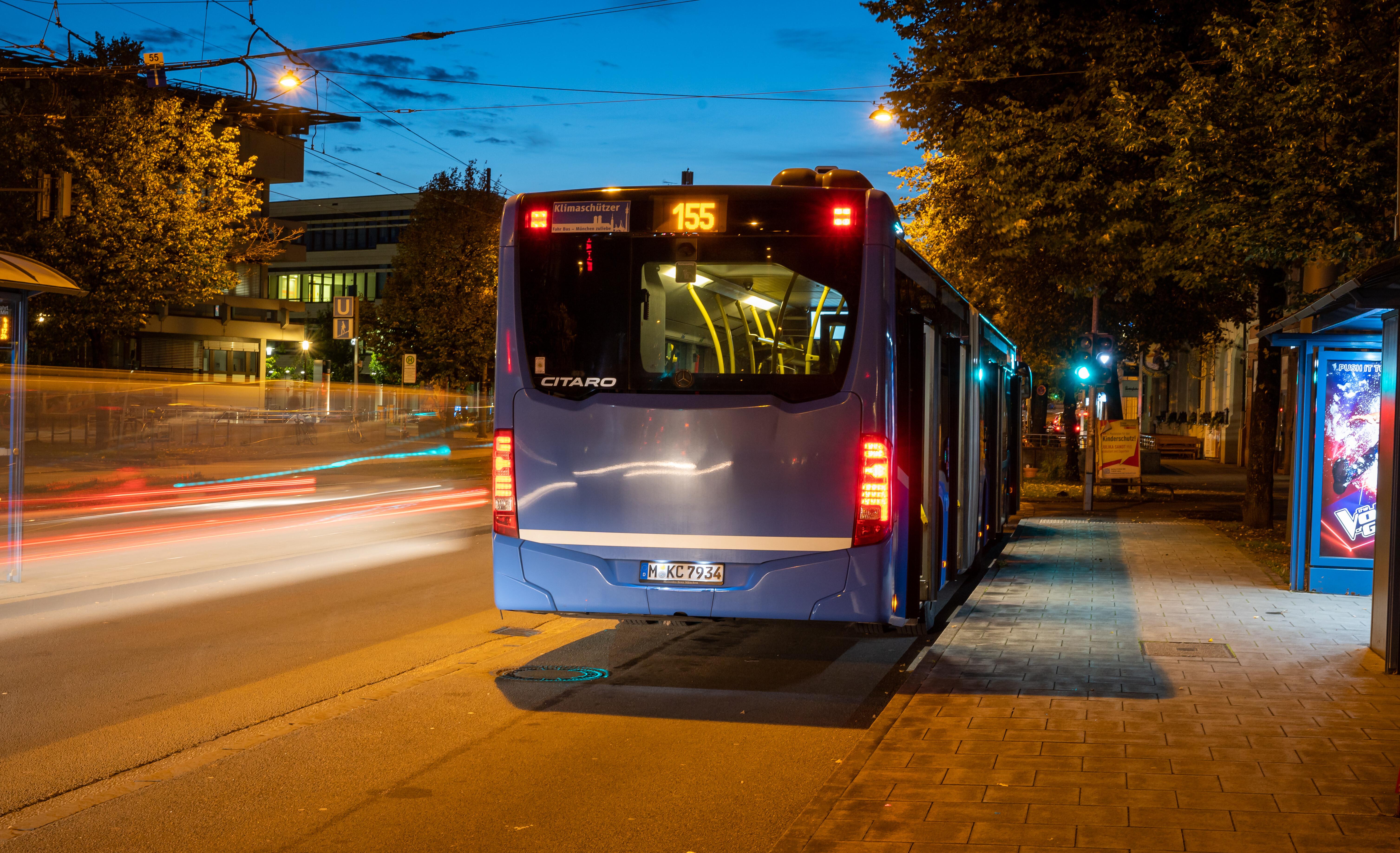 (Symbolbild) Ein Bus der Linie 155 steht an einer Bushaltestelle in München.