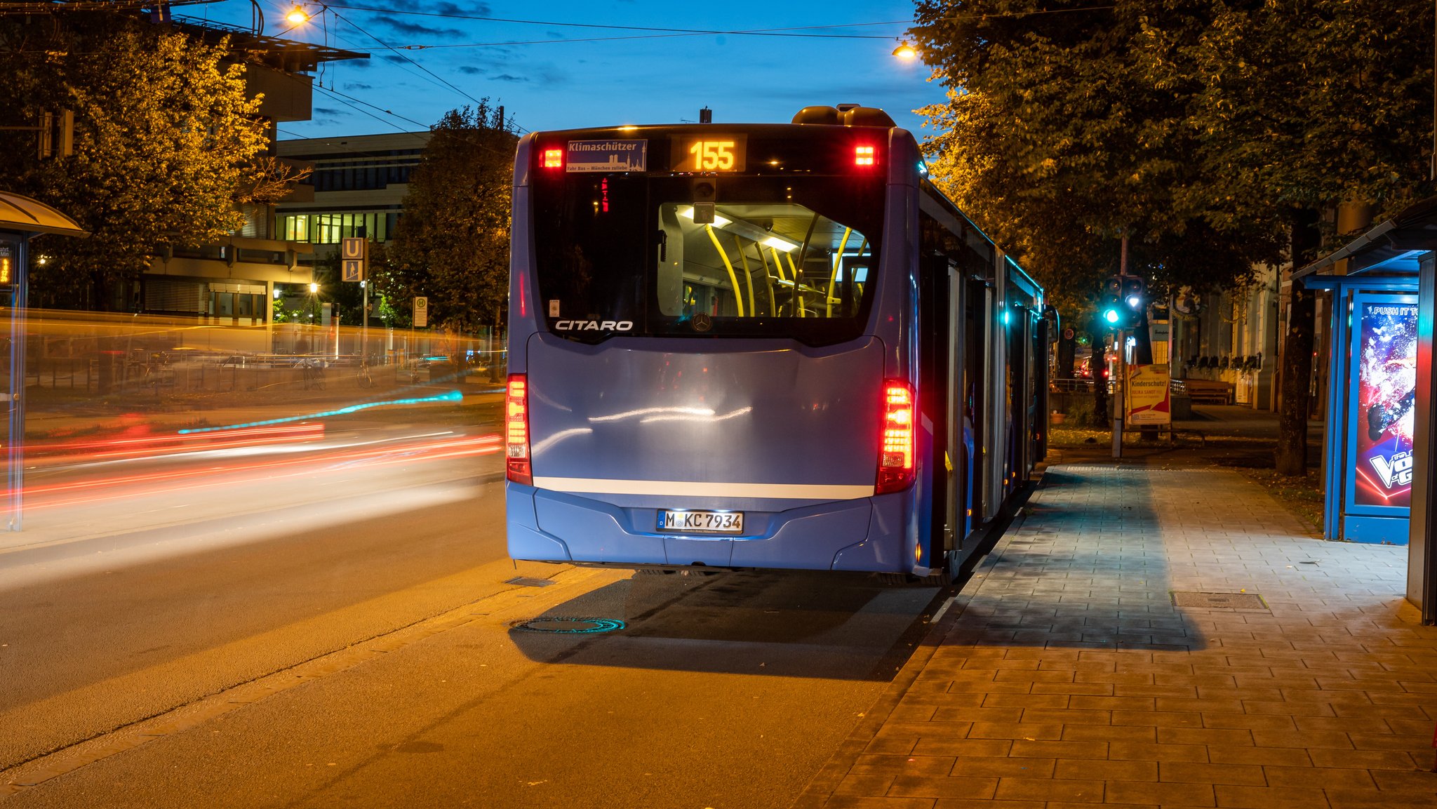 (Symbolbild) Ein Bus der Linie 155 steht an einer Bushaltestelle in München.