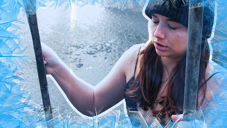 Moderatorin Nadine Hadad im Eiswasser | Bild: BR Moderatorin Nadine Hadad im Eiswasser