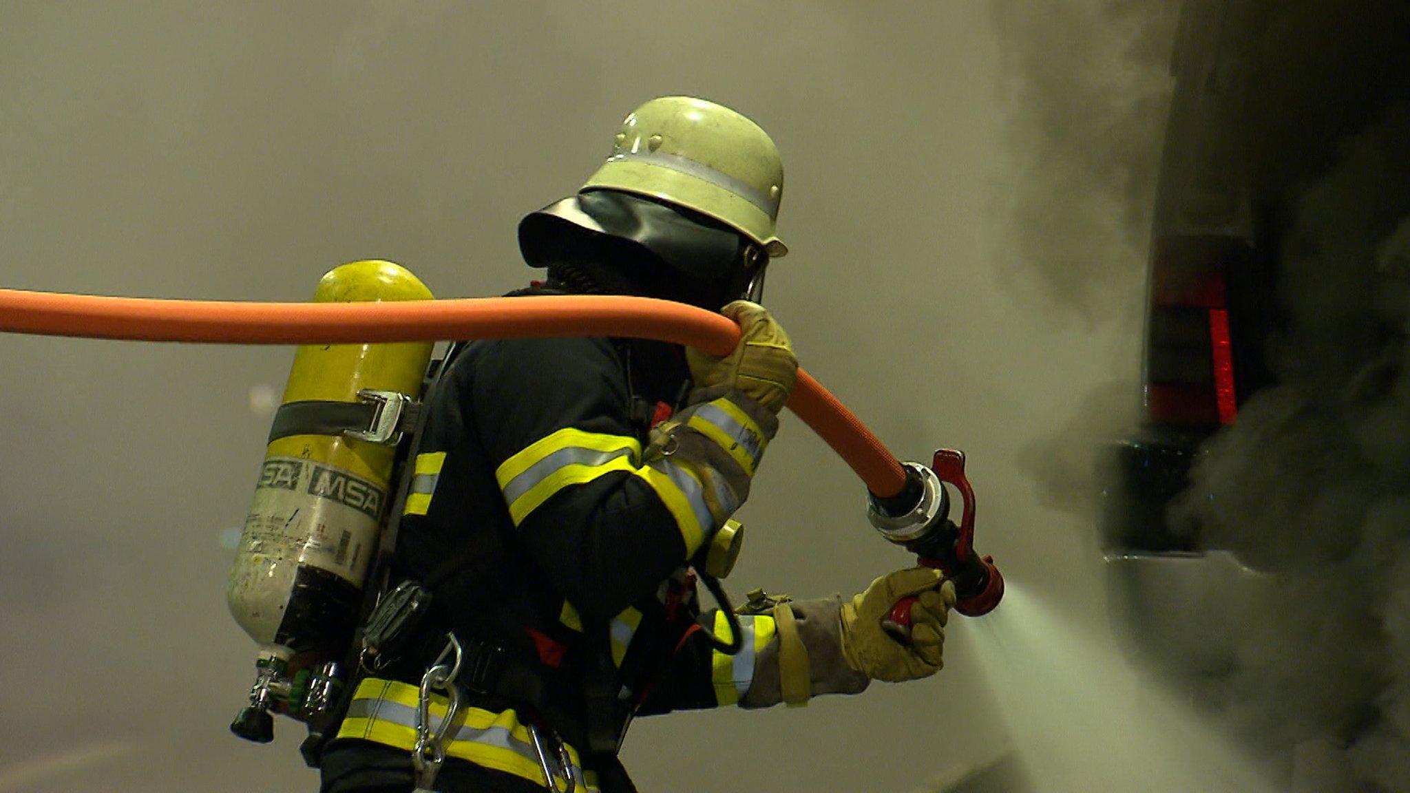 Feuerwehr beim Löschen (Symbolbild)