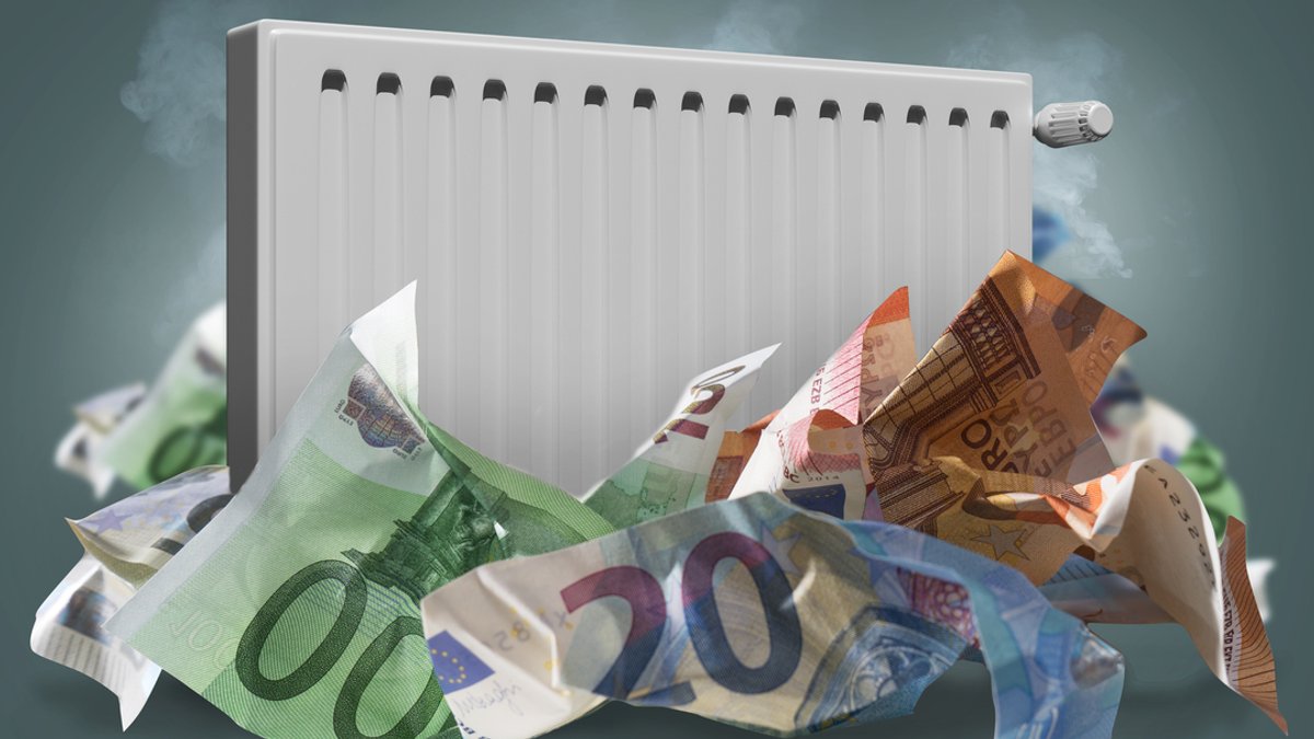 Fotomontage: eine dampfende Heizung ist von zerknüllten Geldscheinen umgeben