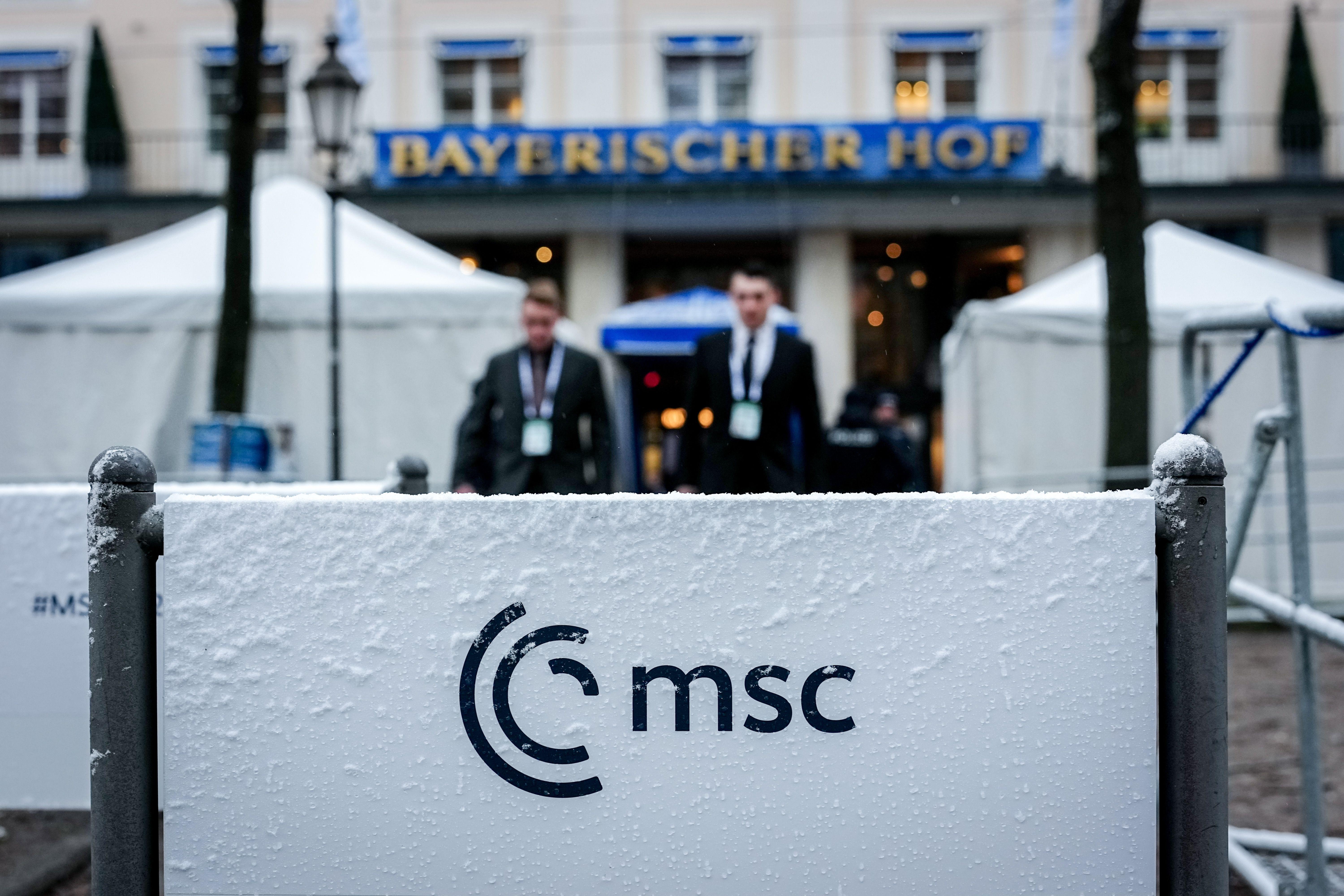 Schnee liegt am Abschlusstag der 62. Münchner Sicherheitskonferenz (MSC) vor dem Hotel Bayerischer Hof auf einem Schild.