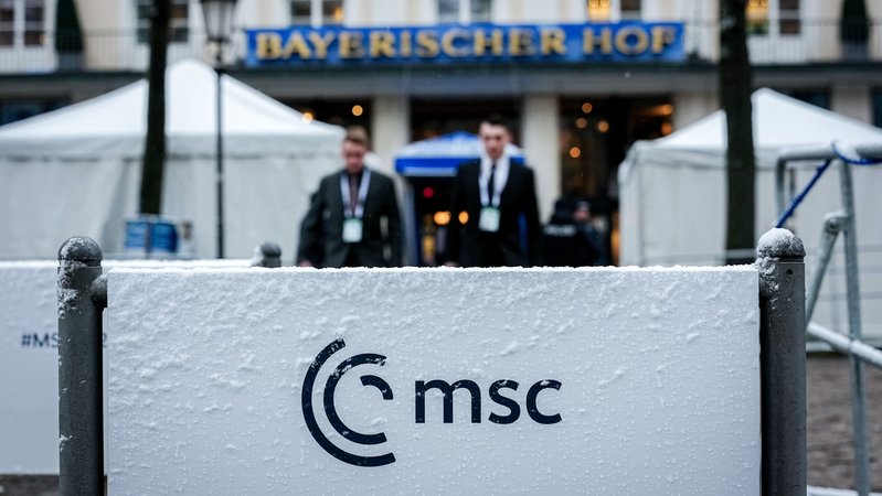 Schnee liegt am Abschlusstag der 62. Münchner Sicherheitskonferenz (MSC) vor dem Hotel Bayerischer Hof auf einem Schild. | Bild: dpa-Bildfunk/Kay Nietfeld Schnee liegt am Abschlusstag der 62. Münchner Sicherheitskonferenz (MSC) vor dem Hotel Bayerischer Hof auf einem Schild.