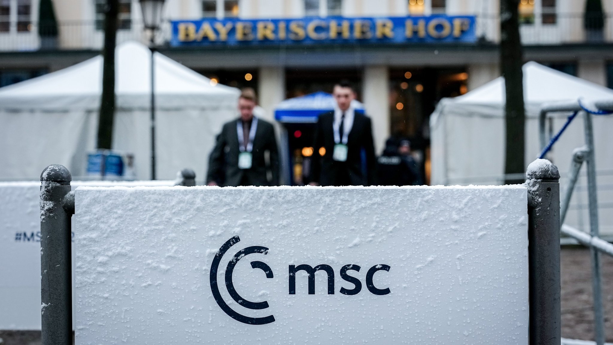 Schnee liegt am Abschlusstag der 62. Münchner Sicherheitskonferenz (MSC) vor dem Hotel Bayerischer Hof auf einem Schild.