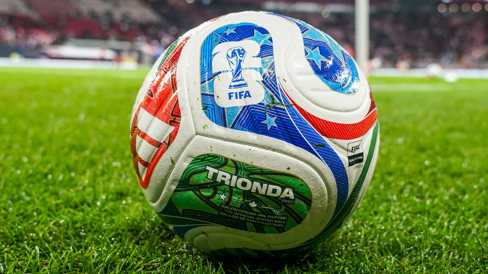 WM-Ball Trionda auf Rasen in Fußballstadion