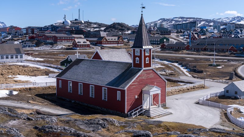 Kirche und Sendeanlagen in Nuuk, Grönland | Bild: picture alliance / Zoonar | Steven Heap Kirche und Sendeanlagen in Nuuk, Grönland
