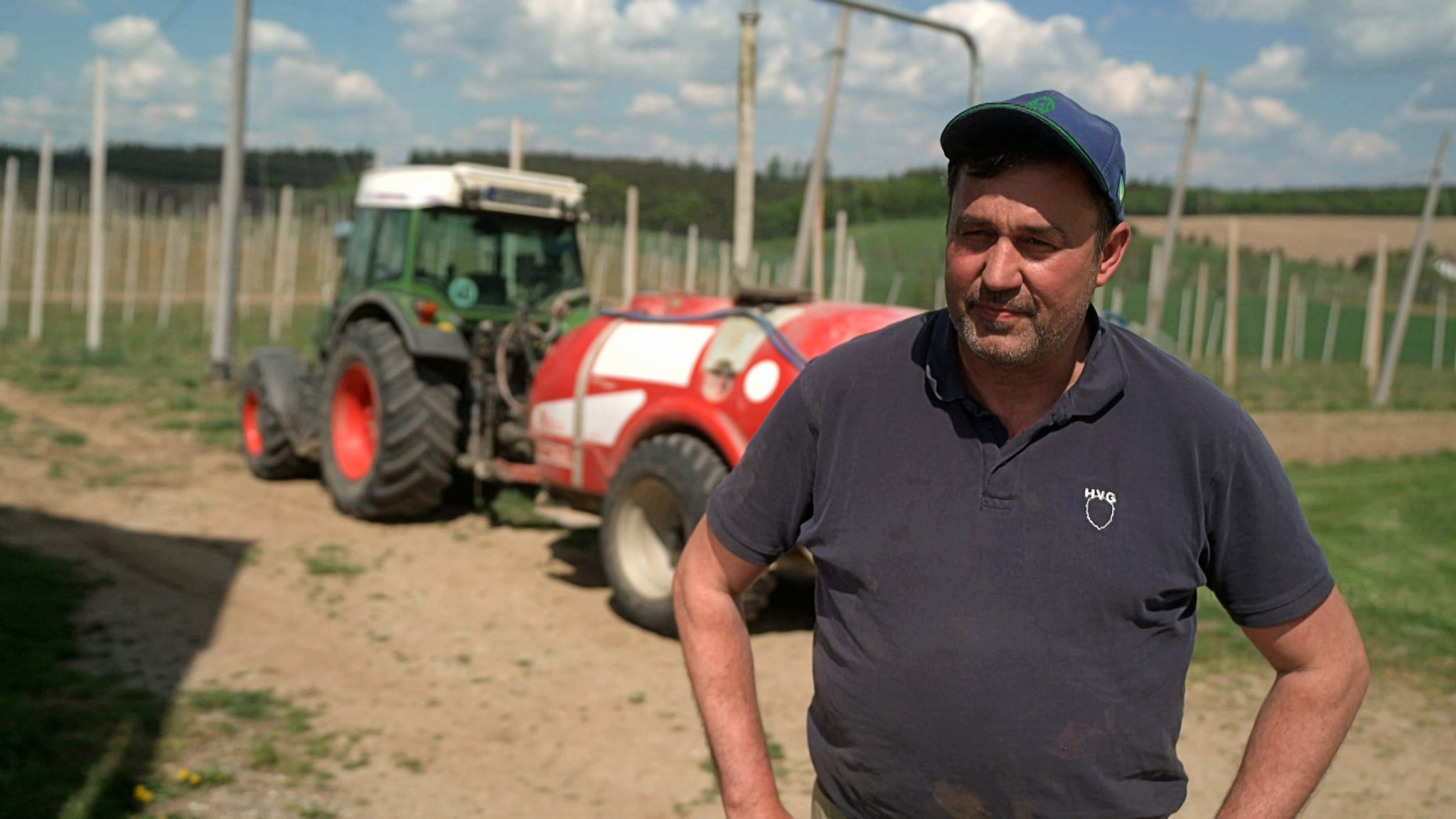 Landwirt Karl Pichlmeyer sorgt sich um seinen Hopfen.