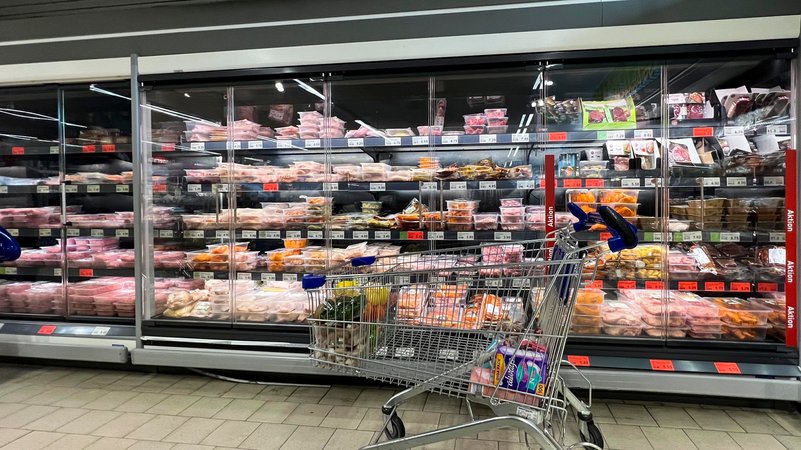 Ein Einkaufswagen vor verschiedenen Fleisch- und Geflügelwaren | Bild: picture alliance / ABBfoto Ein Einkaufswagen vor verschiedenen Fleisch- und Geflügelwaren
