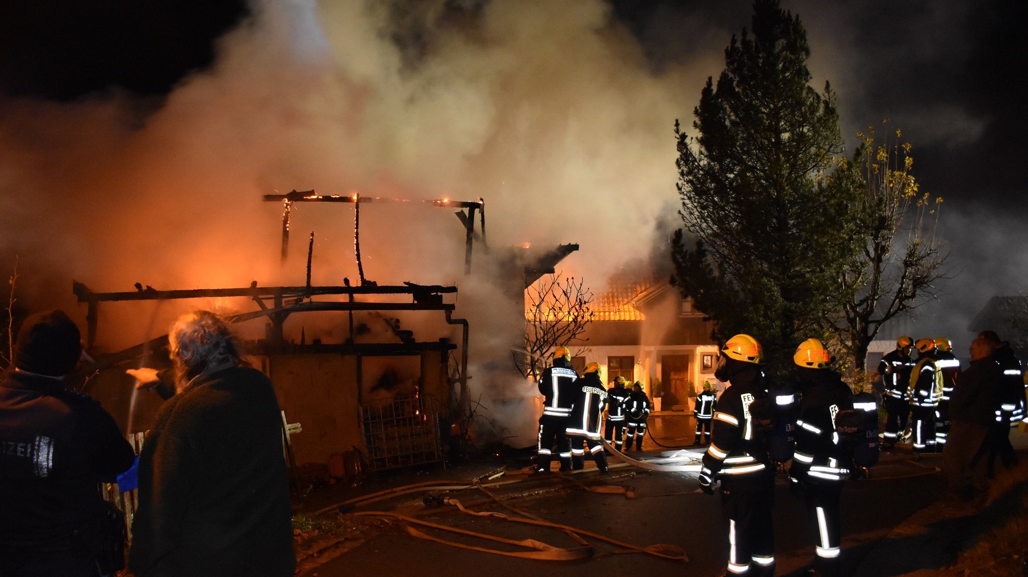 Die Feuerwehr vor dem ausgebrannten Schuppen