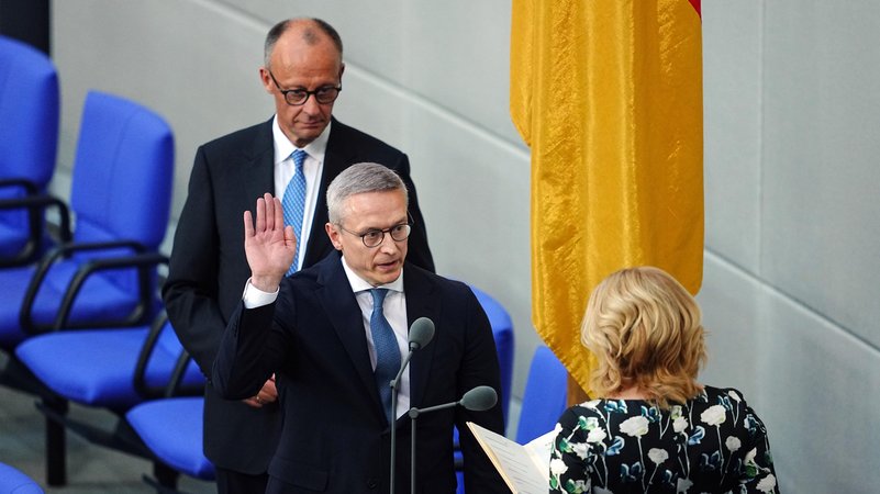 Digitalminister Wildberger bei seiner Vereidigung. | Bild: dpa-Bildfunk/Kay Nietfeld Digitalminister Wildberger bei seiner Vereidigung.