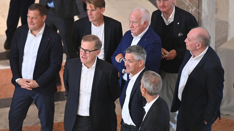 Max Eberl, Christoph Freund, Jan Christian Dreesen, Walter Mennekes, Herbert Hainer ,Dr. Michael Diederich , Dieter Mayer und Uli Hoeneß | Bild: picture alliance / SvenSimon | Frank Hoermann/SVEN SIMON Max Eberl, Christoph Freund, Jan Christian Dreesen, Walter Mennekes, Herbert Hainer ,Dr. Michael Diederich , Dieter Mayer und Uli Hoeneß