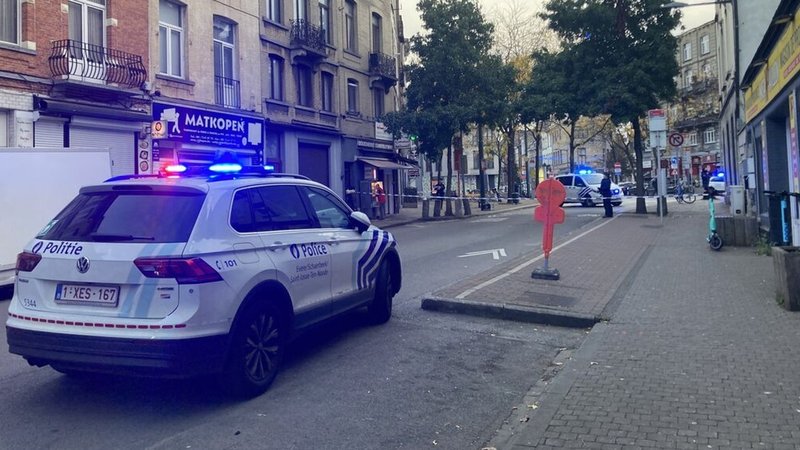 17.10.2023, Belgien, Brüssel: Die Polizei sperrt eine Straße. Nach den tödlichen Schüssen auf zwei Schweden in Brüssel hat die belgische Polizei einen bewaffneten Verdächtigen niedergeschossen. 