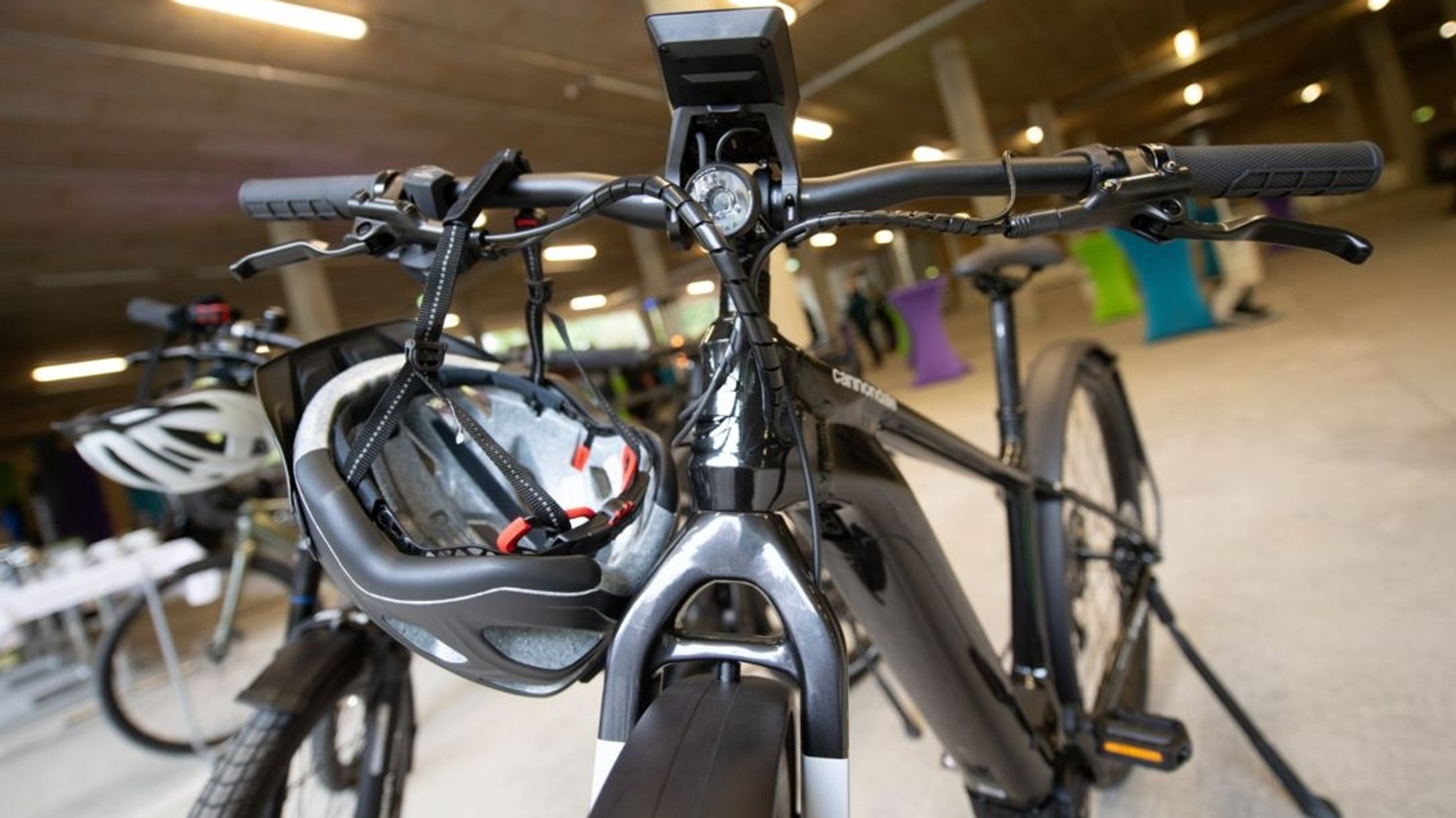 E-Bikes stehen in einer Fahrradgarage nebeneinander