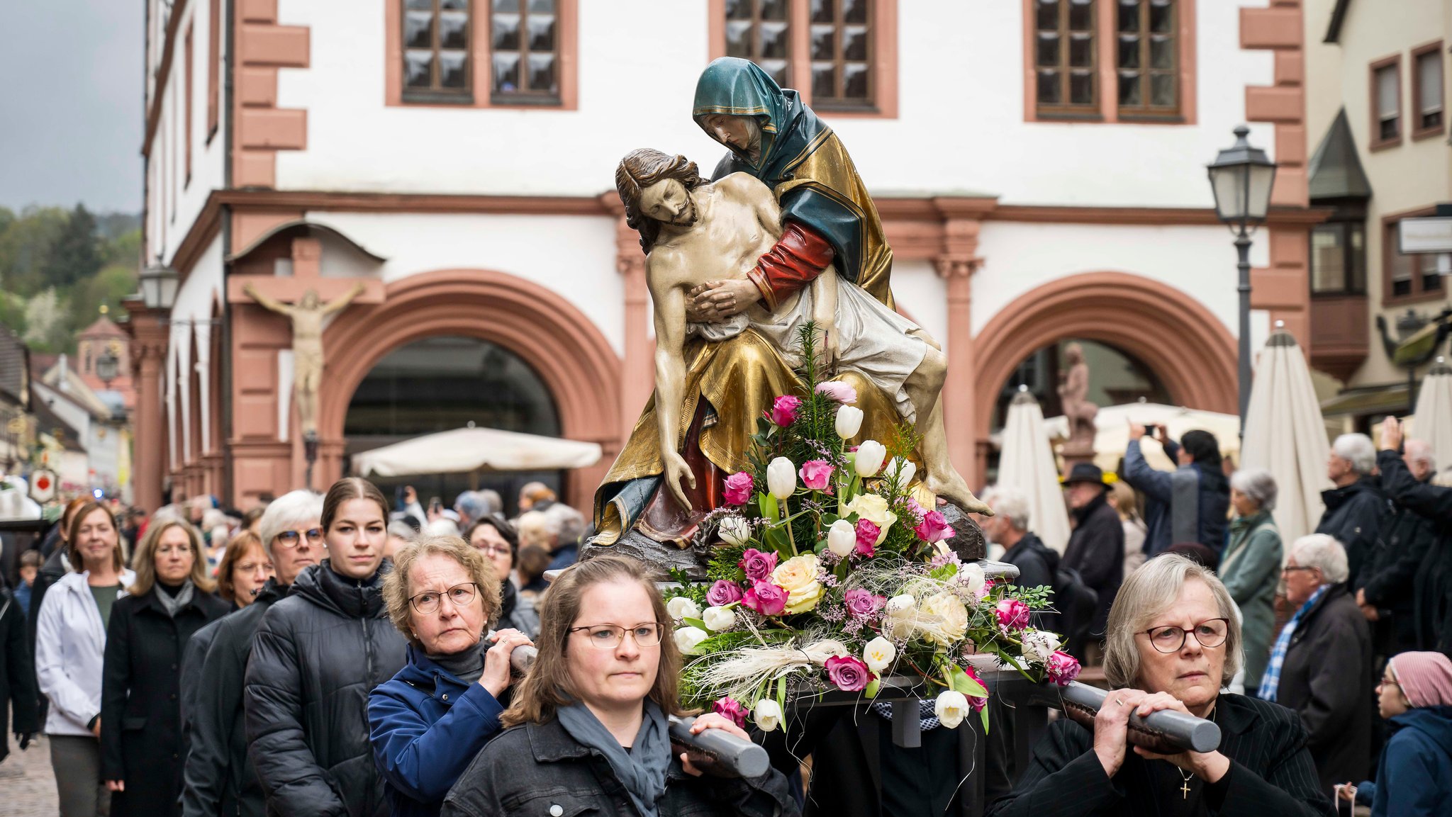 Bei der Karfreitagsprozession in Lohr am Main tragen mehrere Frauen die lebensgroßen Figuren von Jesus und Maria.