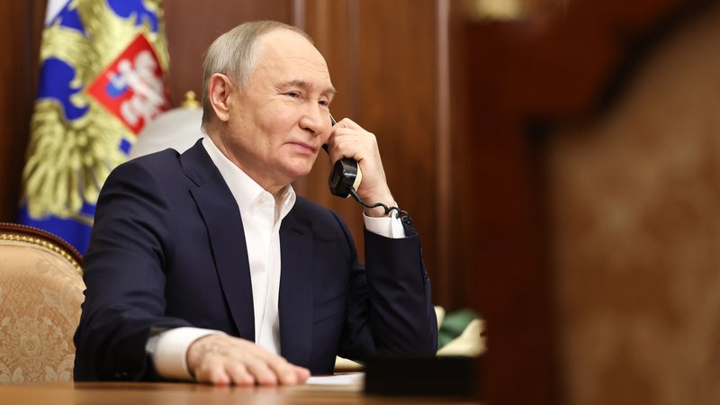 Archivbild: Wladimir Putin am Telefon in seinem Büro | Bild: picture alliance/dpa/Russian President Press Office | Alexander Kazakov Archivbild: Wladimir Putin am Telefon in seinem Büro