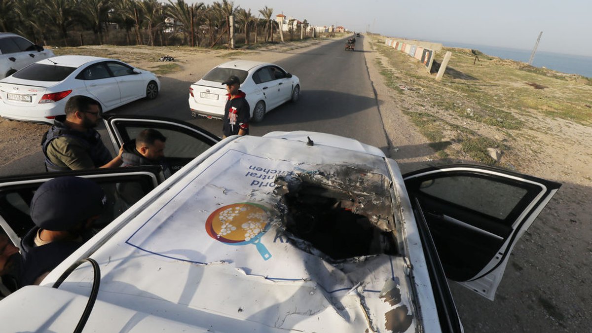 Ein schwer beschädigtes Auto einer Hilfsorganisation: Sieben Mitarbeiter sind bei einem Luftangriff im Gazastreifen getötet worden. 
