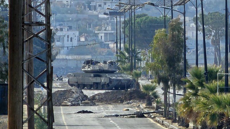 Israelischer Panzer in Syrien | Bild: picture alliance / Anadolu | Bekir Kasim Israelischer Panzer in Syrien
