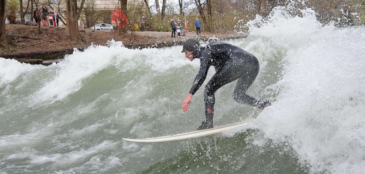 Surfer auf der Eisbachwelle in München (Archivbild)