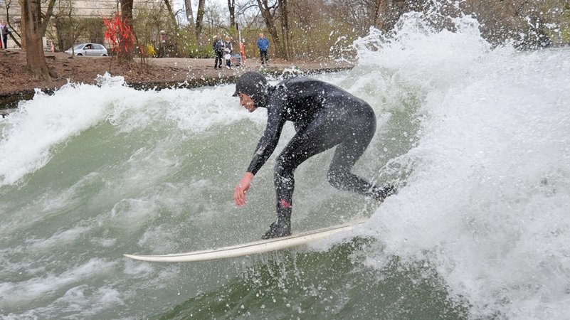 Surfer auf der Eisbachwelle in München (Archivbild) | Bild: picture-alliance/dpa Surfer auf der Eisbachwelle in München (Archivbild)