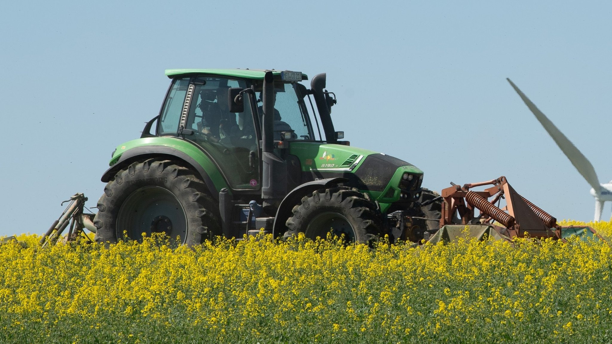 Traktor auf einem Feld