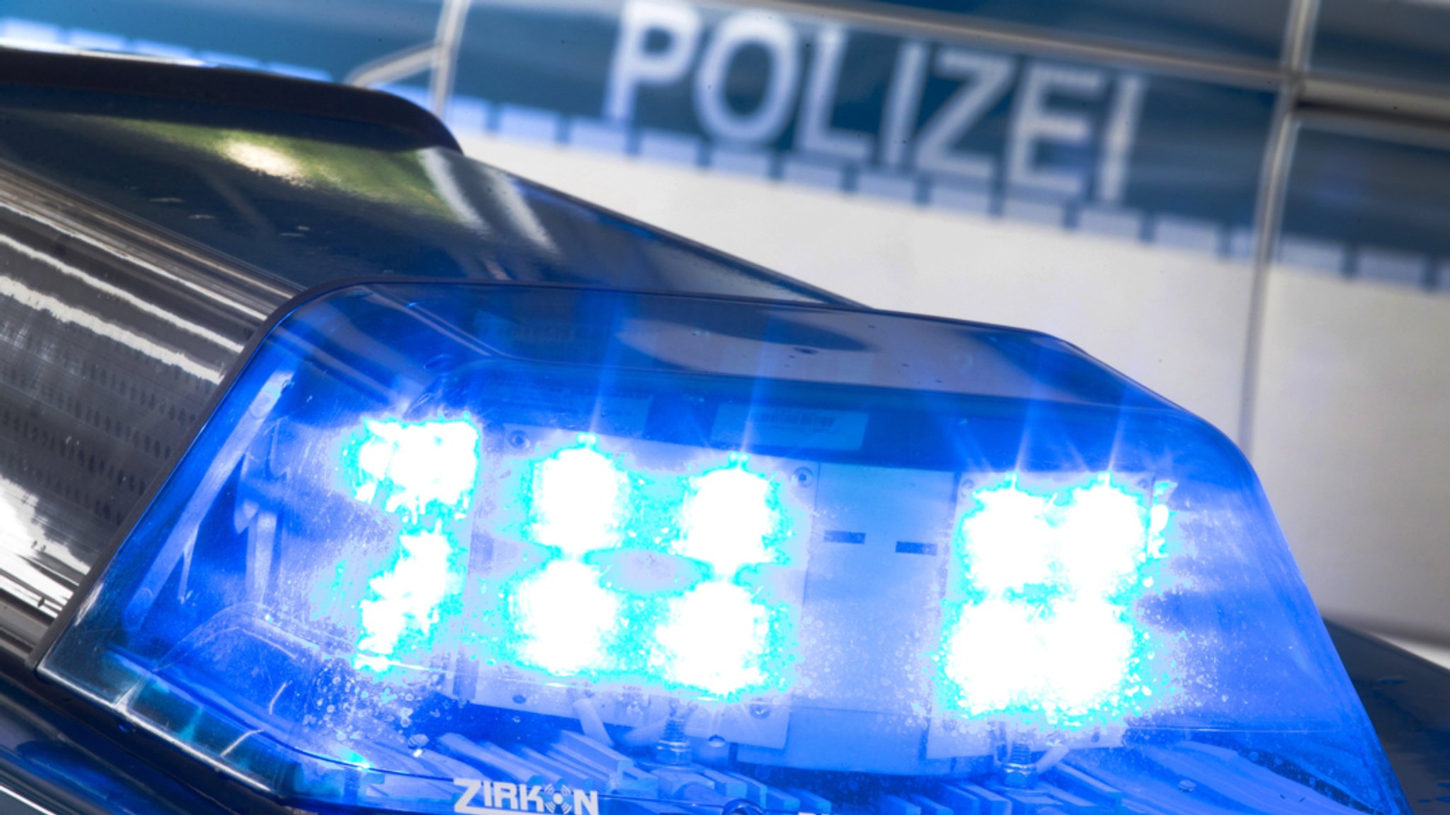 Blaulicht an einem Polizeifahrzeug.