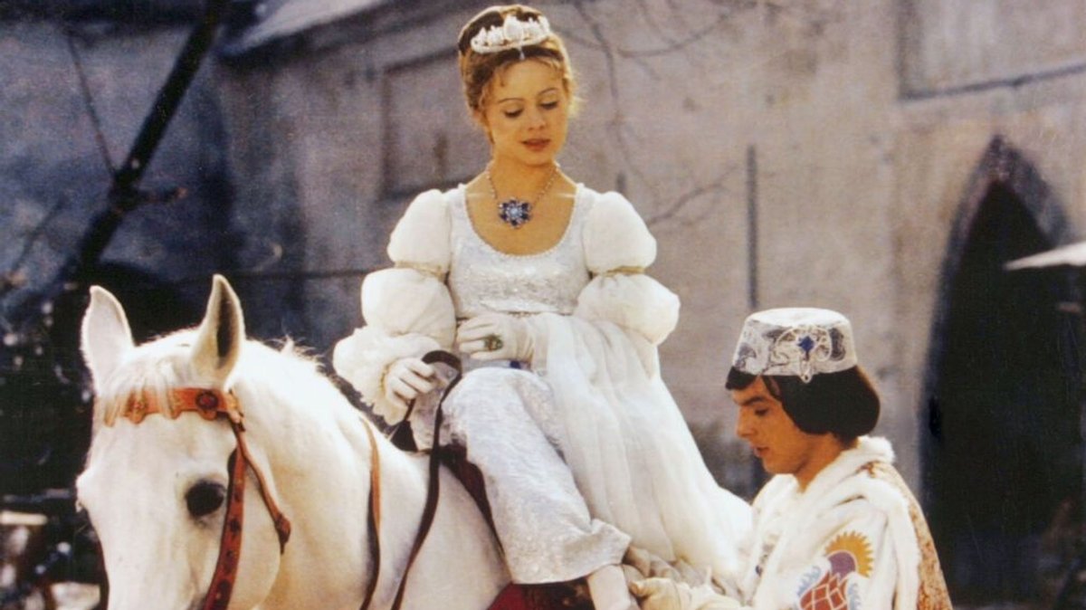 Der Prinz (Pavel Trávnícek) passt Aschenbrödel (Libuse Safránková) den verlorenen Schuh an - eine Szene aus «Drei Haselnüsse für Aschenbrödel» (undatiert).