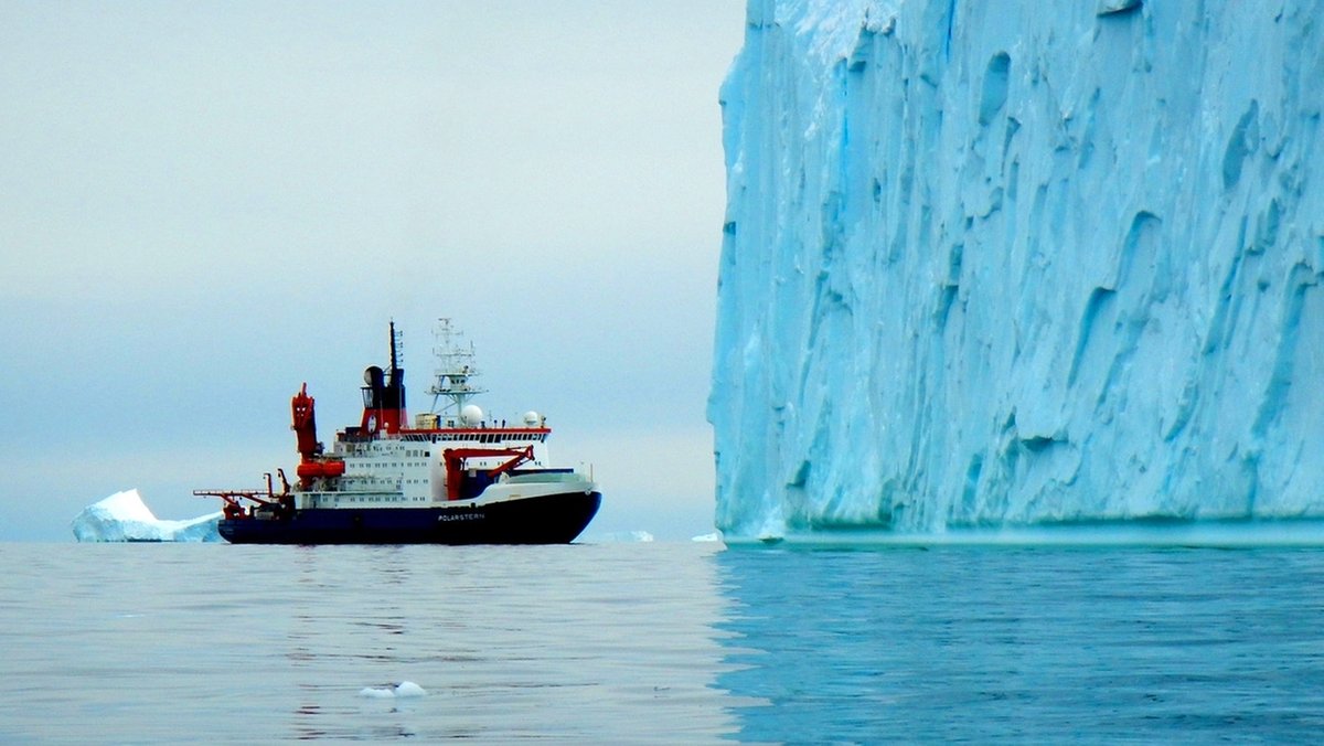 Das FS Polarstern vor einem mächtigen Eisberg in der inneren Pine Island Bucht, Westantarktis. 
