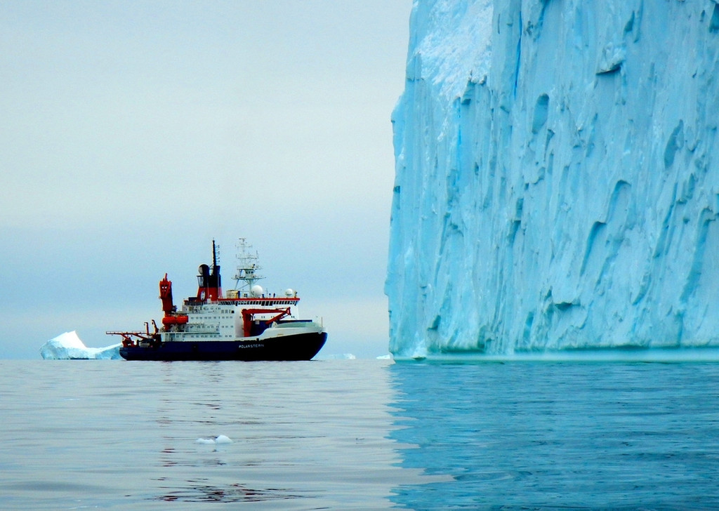 Das FS Polarstern vor einem mächtigen Eisberg in der inneren Pine Island Bucht, Westantarktis. 