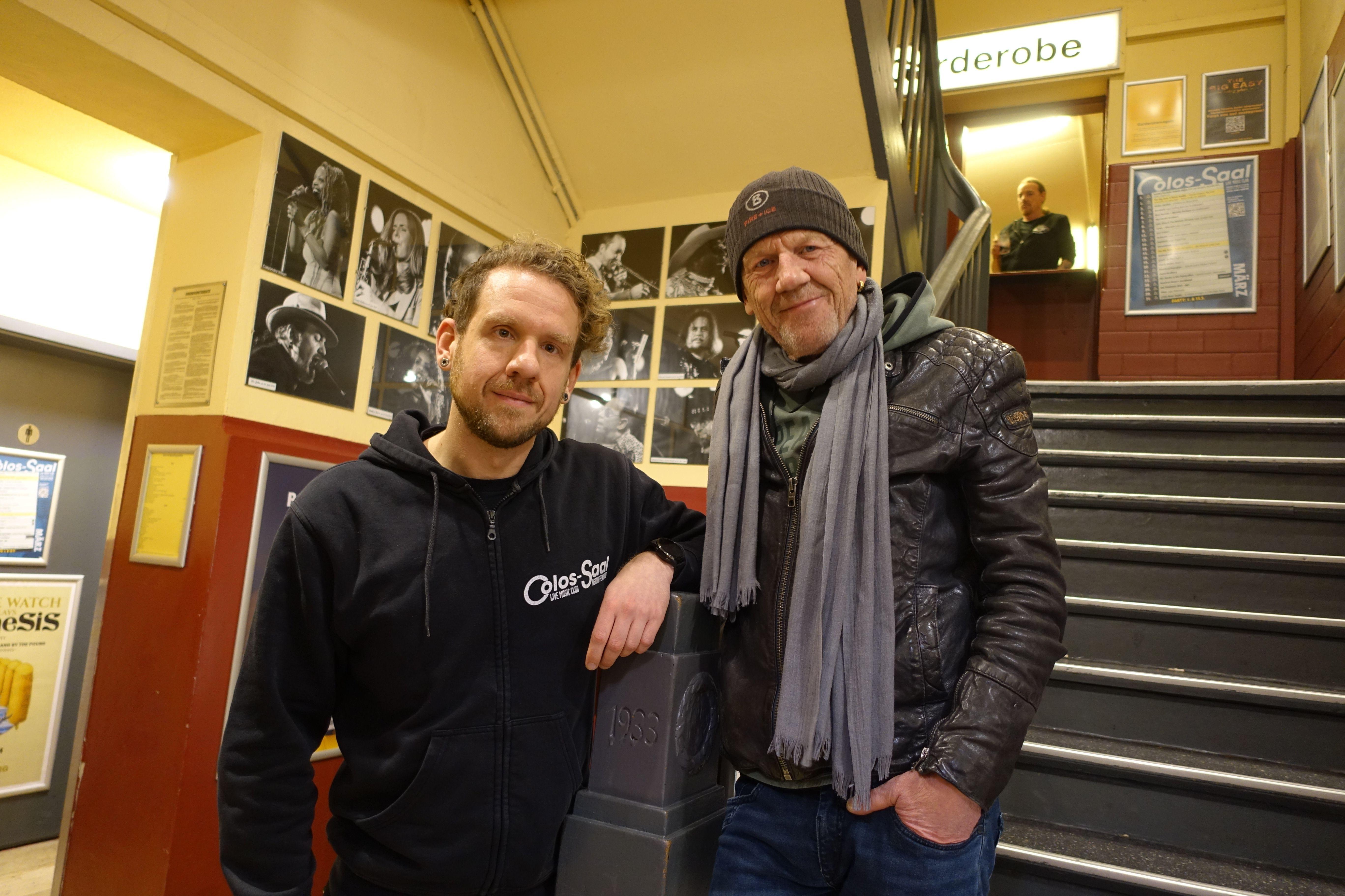 Claus Berninger (rechts) und sein Sohn Max (links) im Colos-Saal in Aschaffenburg