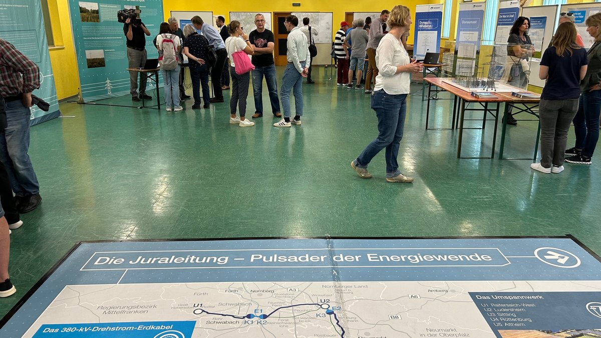 Besucher der Infoveranstaltung von Netzbetreiber Tennet in Nürnberg-Kronburg