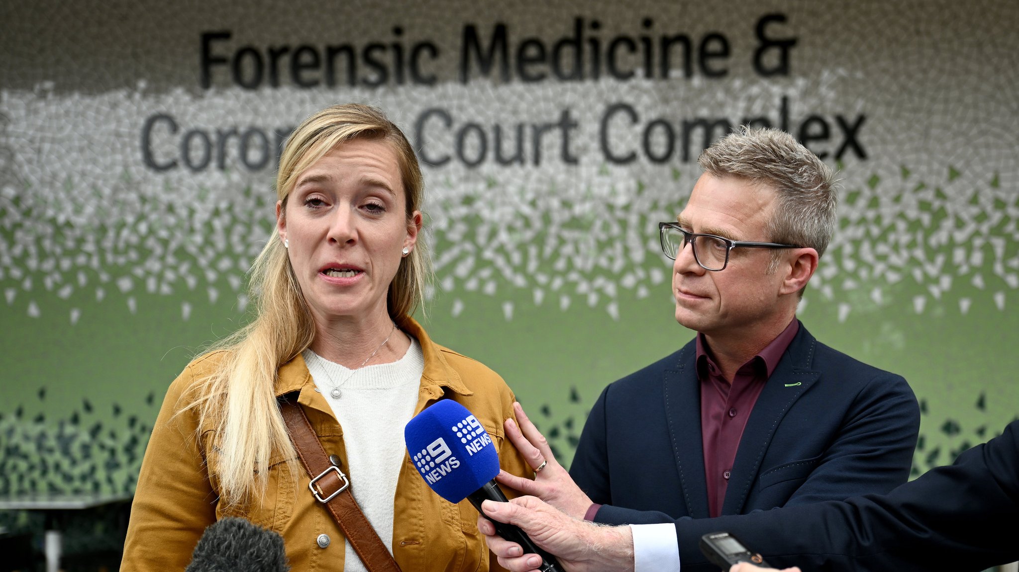 Christina Strobel und Alexander Strobel, die Geschwister von Simone Strobel, sprechen zu Journalisten vor dem Lidcombe Coroners Court.