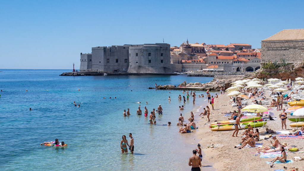 Touristen am beliebten Strand Banje in Dubrovnik