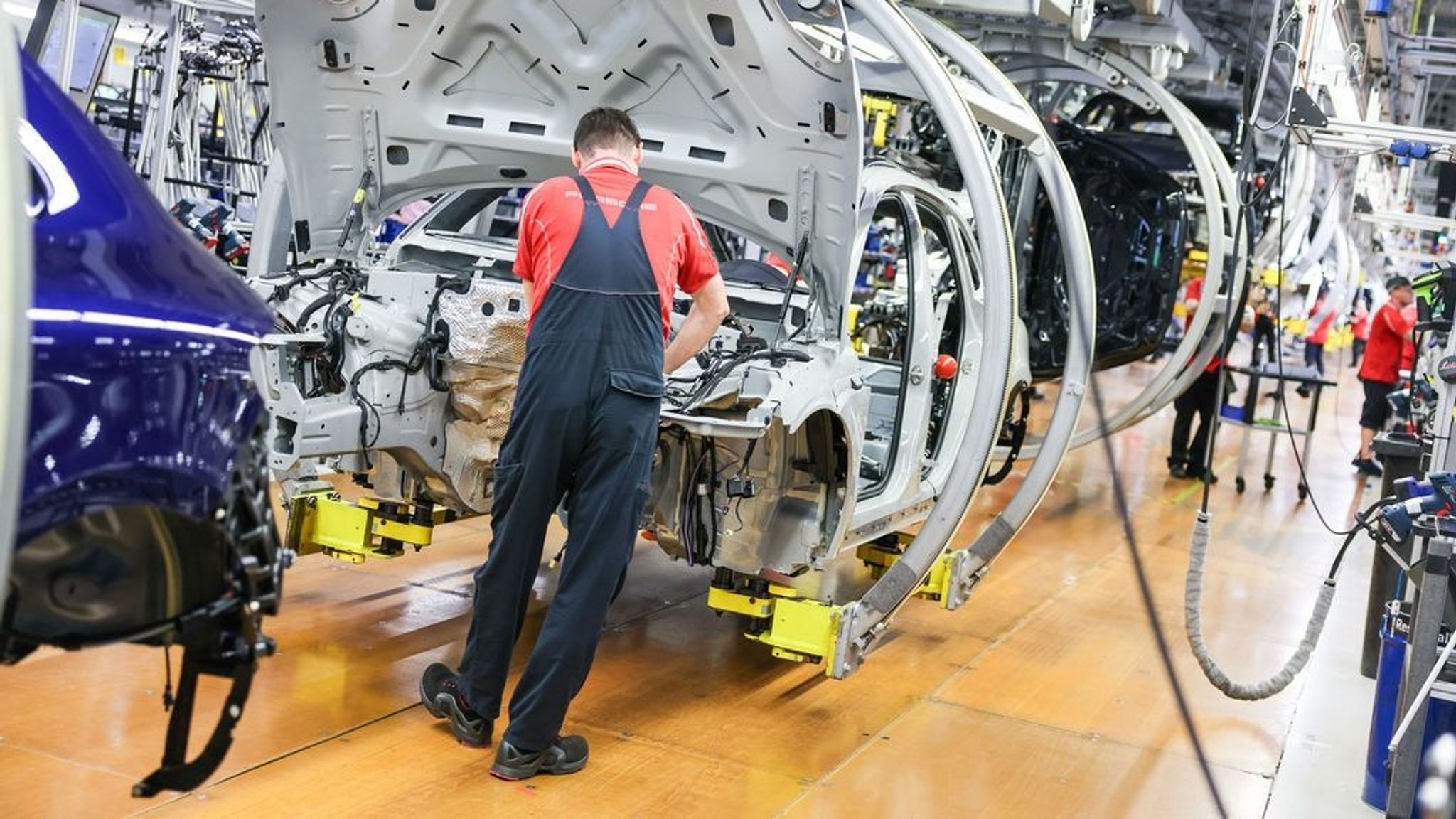 ARCHIV - 11.03.2024, Sachsen, Leipzig: Mitarbeiter in der Autoindustrie (zu dpa: «EU-Klimastrafen: von der Leyen will mehr Zeit für Autobauer») Foto: Jan Woitas/dpa +++ dpa-Bildfunk +++