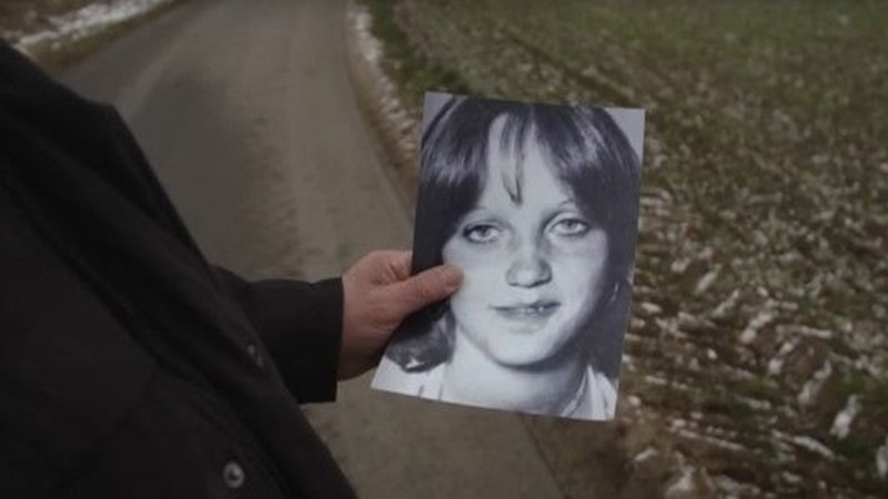 Foto des Opfers Cornelia Hümpfer am Fundort der Leiche (Screenshot)  | Bild: BR Foto des Opfers Cornelia Hümpfer am Fundort der Leiche (Screenshot)