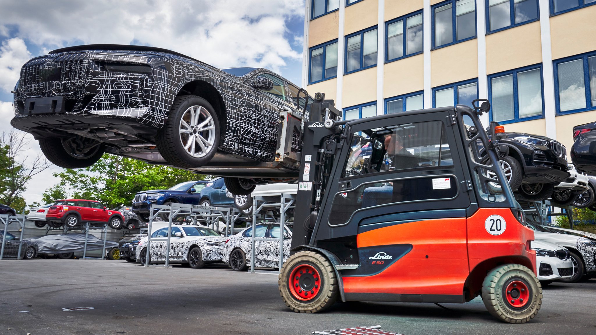 Ein Gabelstapler hat ein Auto geladen