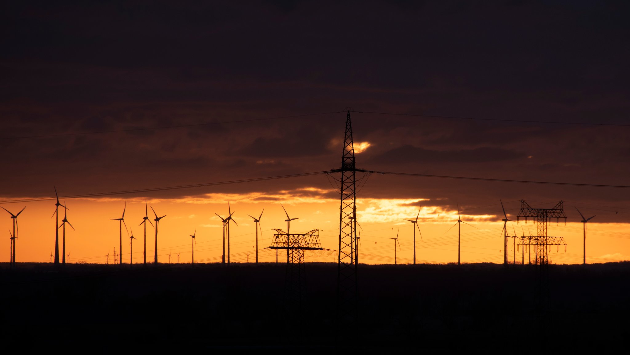 Windräder und Stromtrasse