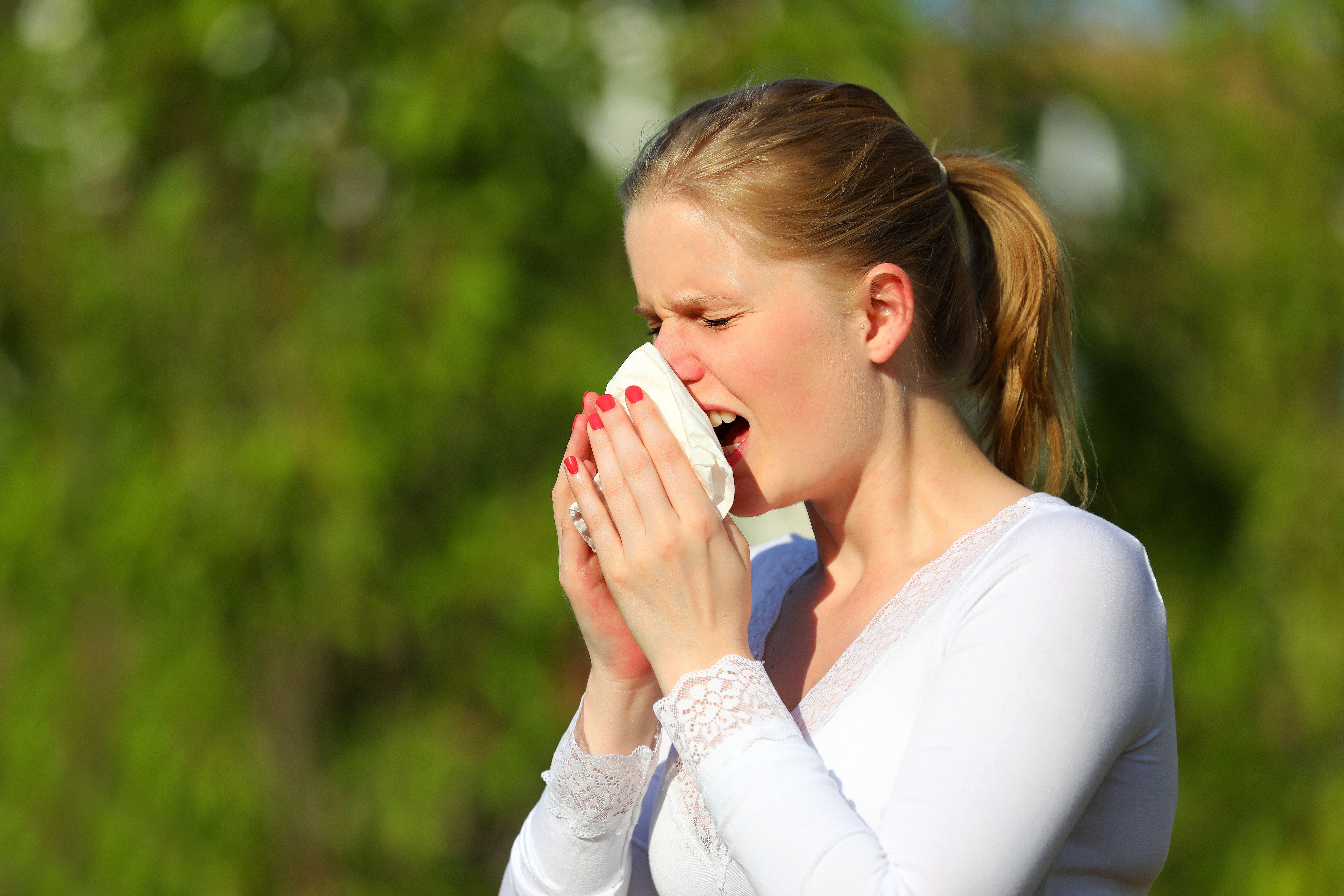 Symbolbild: Frau muss nießen