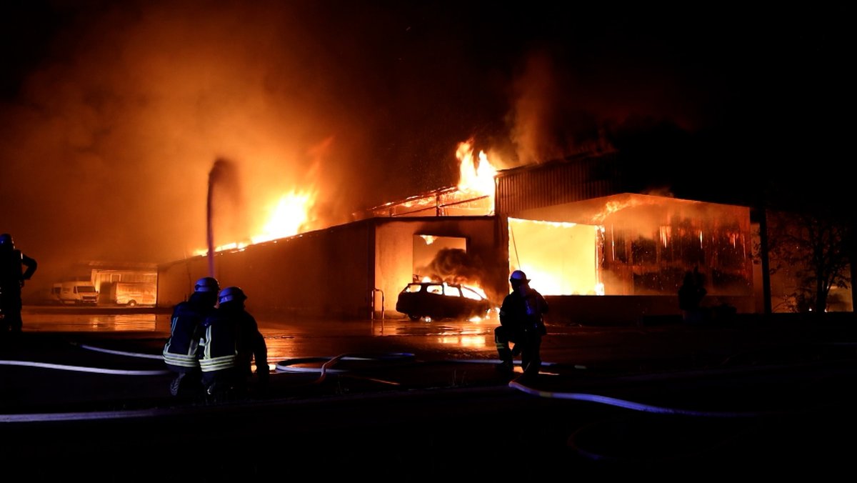 Großalarm heute Morgen in einem Gewerbegebiet in Durach bei Kempten. Eine Lagerhalle ist komplett abgebrannt. 