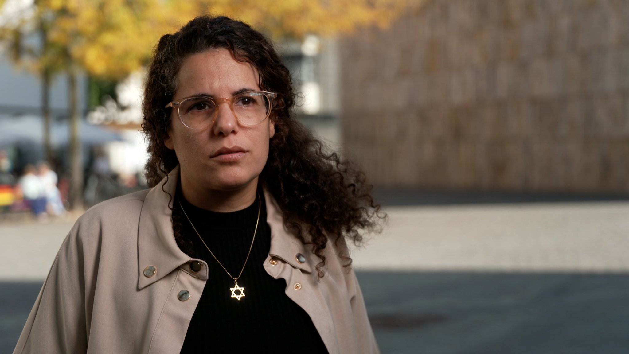 Dafna Gerstner vor der Synagoge am Münchner Sankt-Jakobsplatz. 